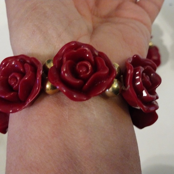 Beautiful 3D rose stretch fit beads bracelets. - Picture 3 of 5
